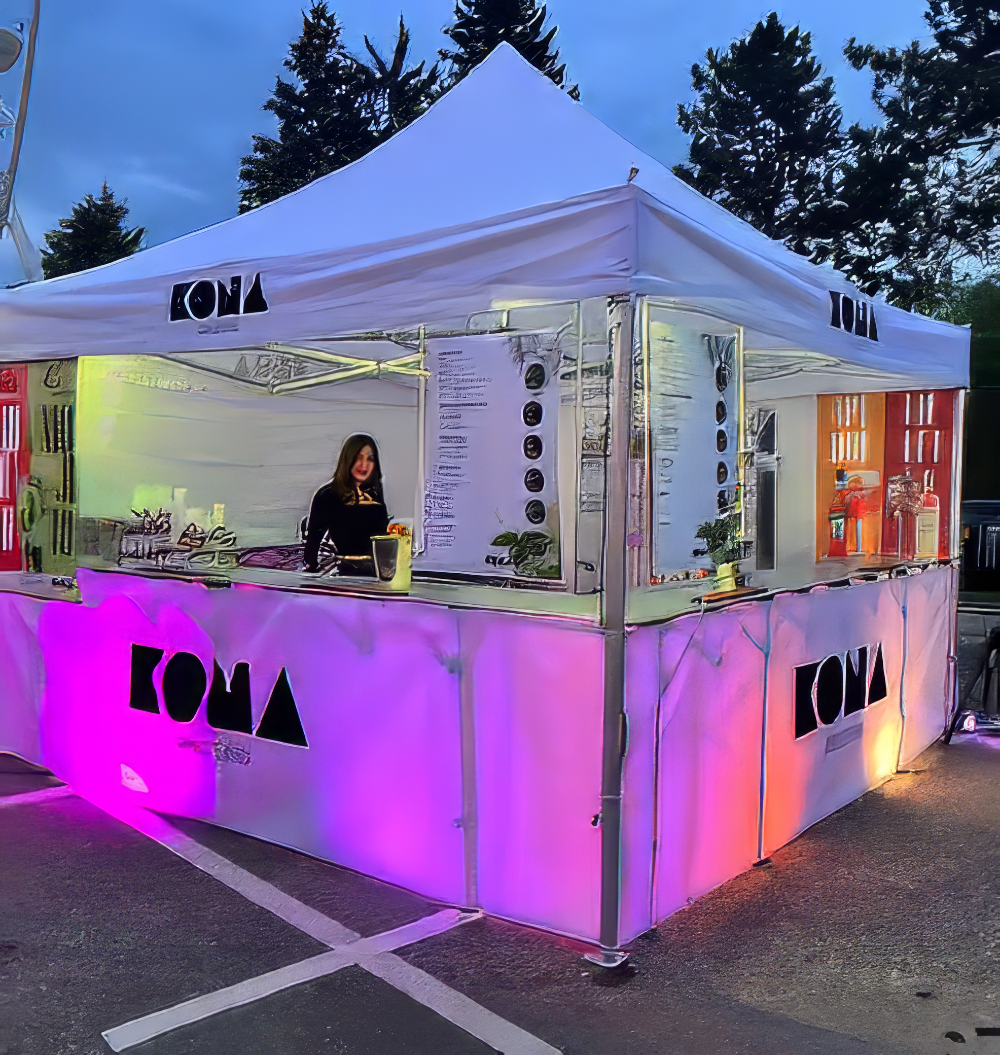 KONA Team am beleuchteten Stand
