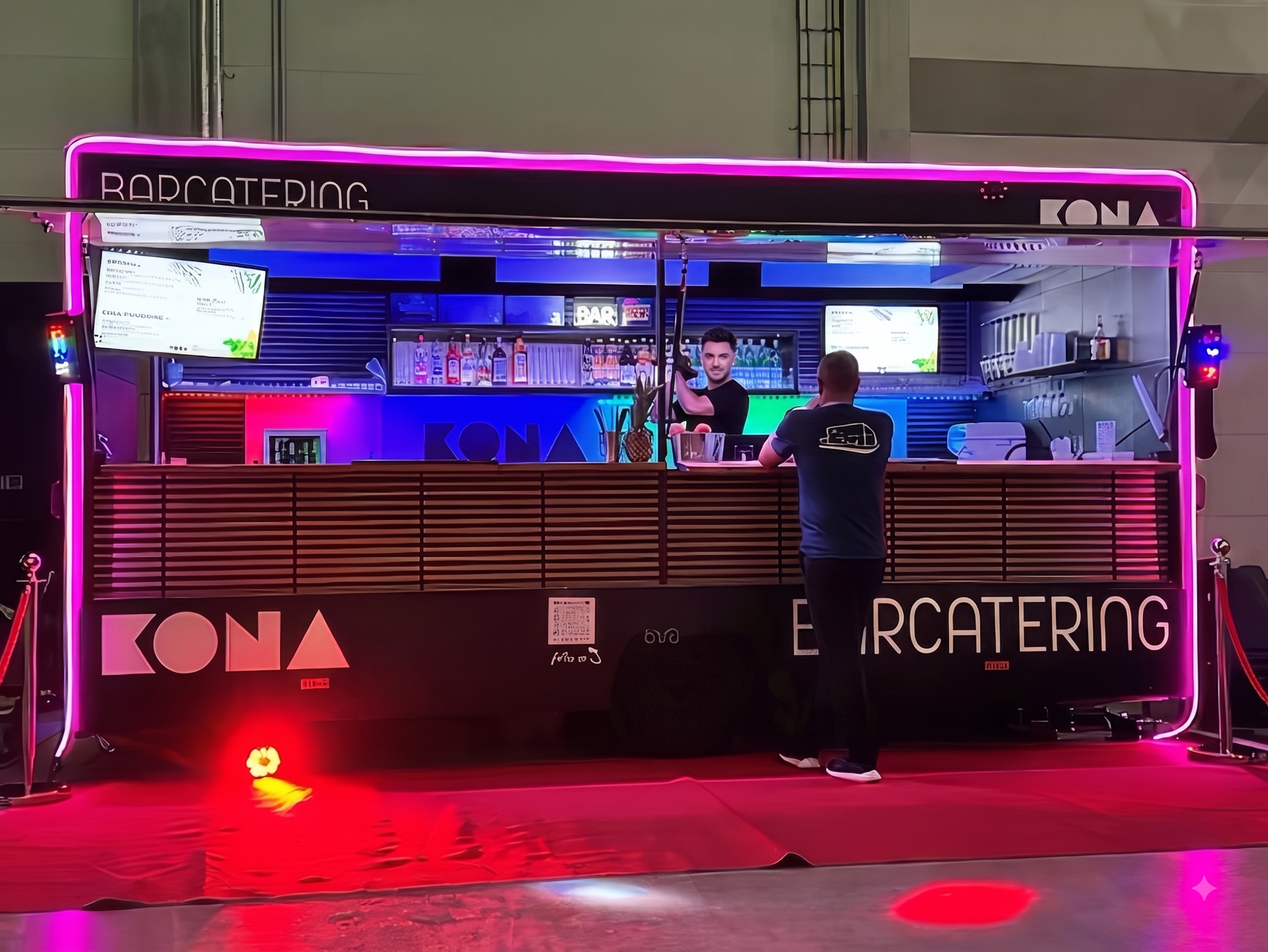 KONA mobile Bar im Anhänger bei Nacht